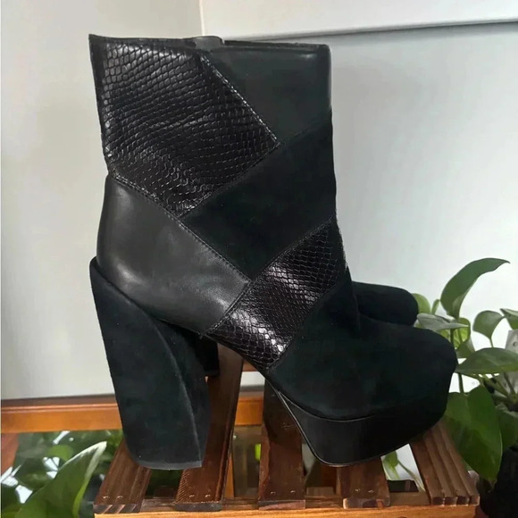 Vine Camuto Gilisama Black Ankle Bootie - Picture 3 of 10